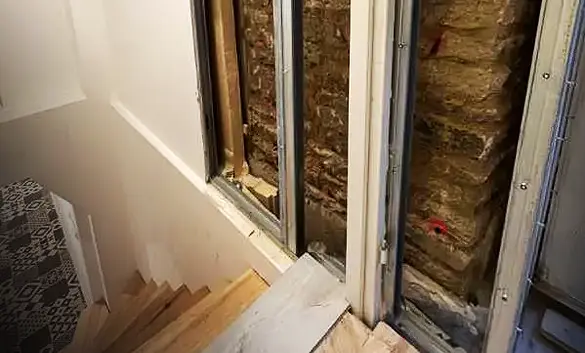 Découpe propre de placo et isolant pour réaliser un traitement fongicide de la maçonnerie.