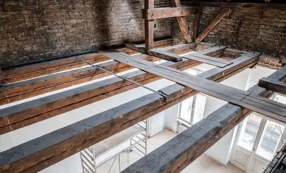 une rénovation de solives en bois pour supporter un futur plancher