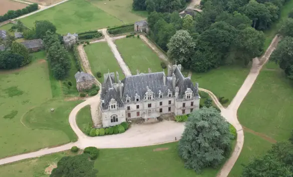 vue aérienne de la toiture d'un château