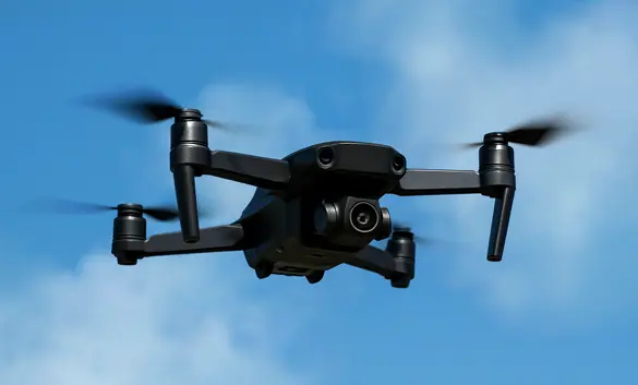 un drone noir dans le ciel