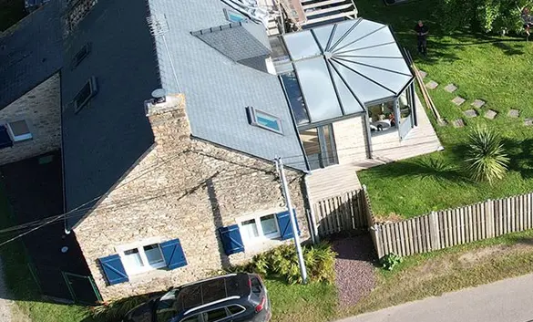vue aérienne de la toiture d'une maison