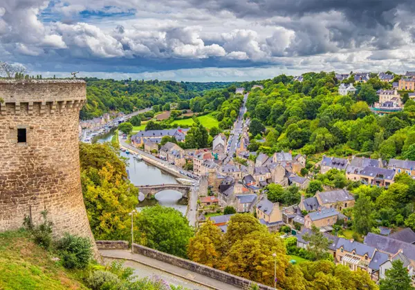 Vue du château de la ville de Dinan, sur la vallée de la Rance. Illustration du traitement du bois à Dinan.