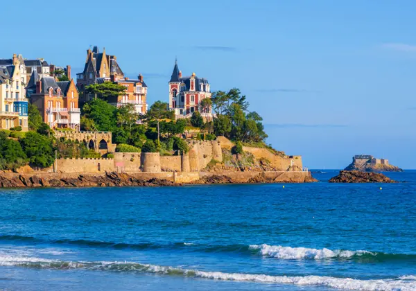 Plage de sable et villas historiques à Dinard, en Bretagne, France. Dinard est une station balnéaire prisée de la côte atlantique française.. illustration du traitement du bois à Dinard.