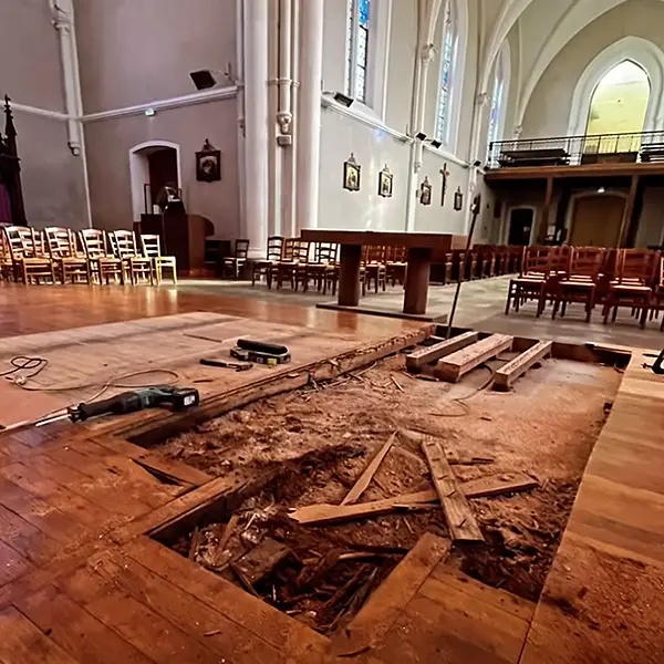 traitement du bois d'un plancher en bois dans une église