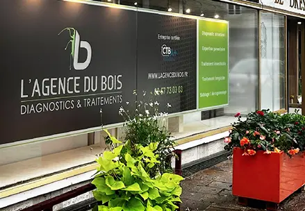 Contact sur place : Bureaux de l’Agence du Bois à Plumelec dans le Morbihan 56 en Bretagne. Enseigne de l'agence.