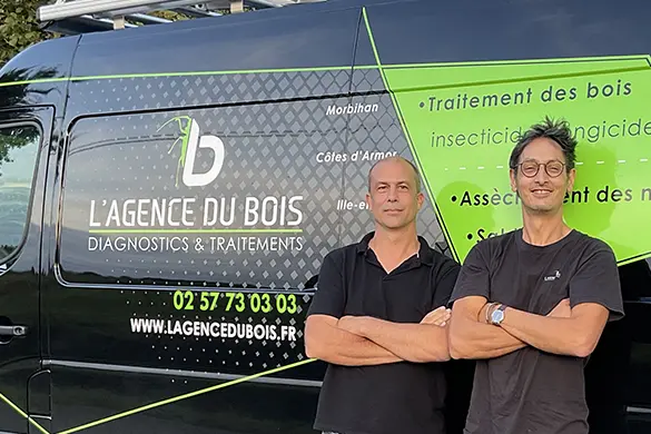 les deux associés de l'Agence du Bois devant un camion d'entreprise