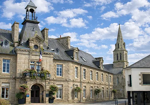 centre ville de Loudéac, mairie et église, illustration du traitement du bois à Loudéac.