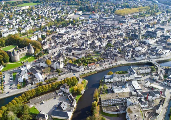 vue aérienne de la ville de Pontivy, illustration du traitement du bois à Pontivy