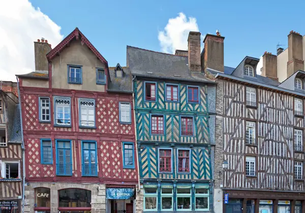 Vieilles maisons à colombages de la place Sainte-Anne, une place du vieux centre-ville de Rennes, en Bretagne. illustration du traitement du bois à Rennes