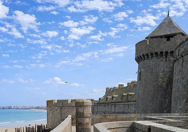 Vieille ville de Saint-Malo, avec une vue sur une plage de sable et la mer, en Bretagne. illustration du traitement du bois à Saint-Malo.