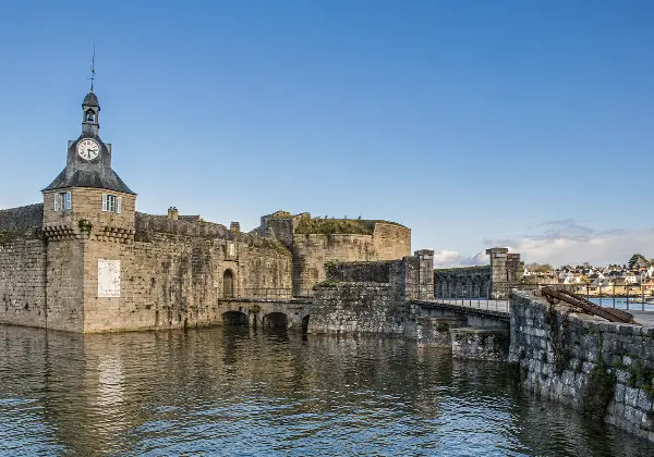 La ville close de Concarneau, site emblématique du pays de Lorient, illustration du traitement du bois à Lorient