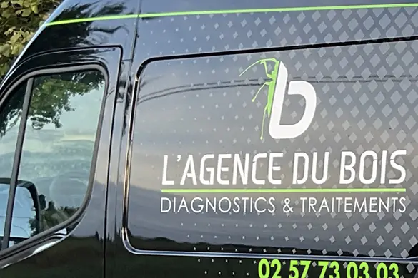 Zoom sur le camion d'entreprise pour illustrer les avis clients de l'Agence du Bois